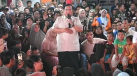 Presiden Prabowo Subianto menyapa warga terdampak bencana di posko pengungsian Batang Toru sambil menegaskan pencabutan izin perusahaan perusak lingkungan. (Posnews/Biro Pers)