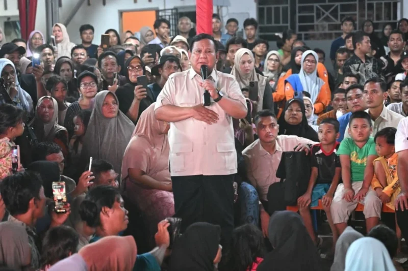 Presiden Prabowo Subianto menyapa warga terdampak bencana di posko pengungsian Batang Toru sambil menegaskan pencabutan izin perusahaan perusak lingkungan. (Posnews/Biro Pers)