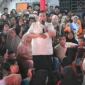 Presiden Prabowo Subianto menyapa warga terdampak bencana di posko pengungsian Batang Toru sambil menegaskan pencabutan izin perusahaan perusak lingkungan. (Posnews/Biro Pers)