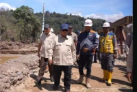 Presiden Prabowo Subianto meninjau pembangunan Jembatan Bailey Sungai Garoga di Tapanuli Selatan, Sumatra Utara. (Posnews/Set Pers)
