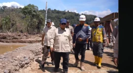 Presiden Prabowo Subianto meninjau pembangunan Jembatan Bailey Sungai Garoga di Tapanuli Selatan, Sumatra Utara. (Posnews/Set Pers)