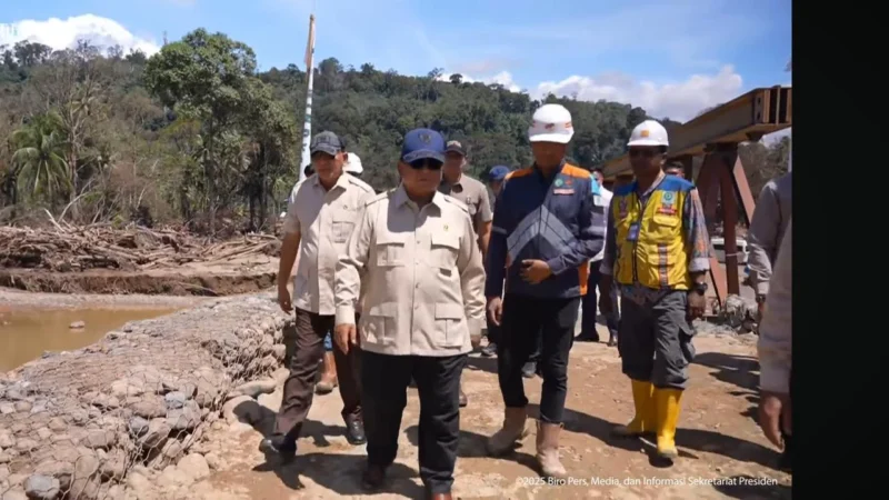 Presiden Prabowo Subianto meninjau pembangunan Jembatan Bailey Sungai Garoga di Tapanuli Selatan, Sumatra Utara. (Posnews/Set Pers)
