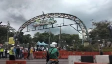 Kerumunan pengunjung memadati Taman Margasatwa Ragunan Jakarta saat libur Lebaran 2026 dengan dominasi kendaraan sepeda motor di area parkir. Dok: Posnews/MR