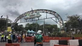 Kerumunan pengunjung memadati Taman Margasatwa Ragunan Jakarta saat libur Lebaran 2026 dengan dominasi kendaraan sepeda motor di area parkir. Dok: Posnews/MR