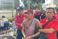 Petugas Ditpamobvit Polda Metro Jaya mengamankan dua terduga copet saat Car Free Day di Bundaran HI Jakarta.(Posnews/Ist)