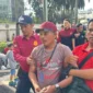 Petugas Ditpamobvit Polda Metro Jaya mengamankan dua terduga copet saat Car Free Day di Bundaran HI Jakarta.(Posnews/Ist)