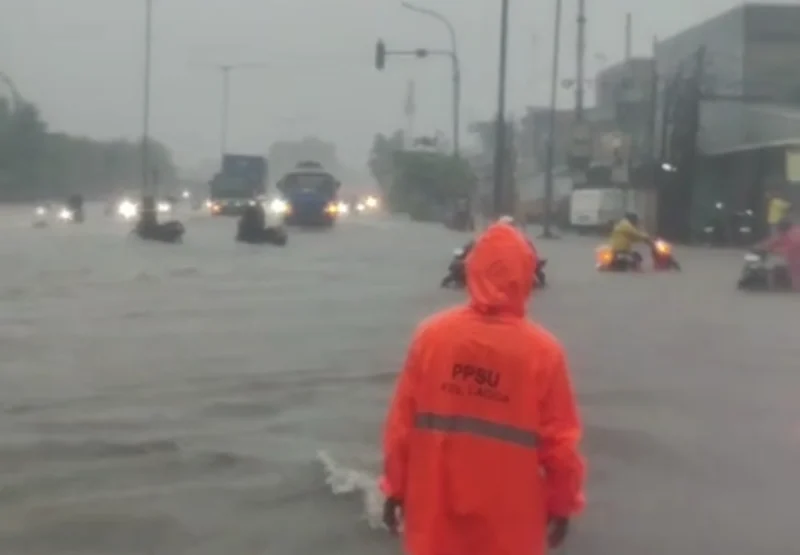 Jalan Raya Cilincing, Koja, Jakarta Utara lumpuh total menjadi lautan air. (Posnews/Ist)