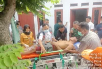 Salah satu korban dalam kondisi kritis dilarikan petugas ke RSUD Koja, Jakarta Utara untuk mendapat pertolongan. (Posnews/Ist)