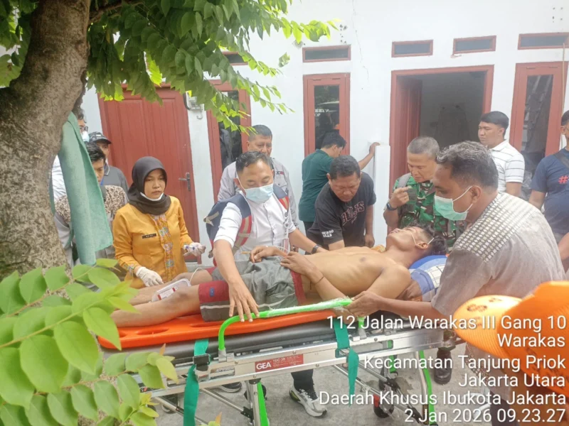 Salah satu korban dalam kondisi kritis dilarikan petugas ke RSUD Koja, Jakarta Utara untuk mendapat pertolongan. (Posnews/Ist)