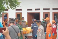 Evakuasi satu keluarga tewas di Warakas, Jakarta Utara oleh petugas kepolisian. (Posnews/MR)