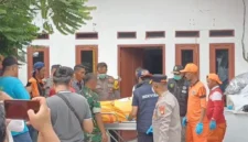 Evakuasi satu keluarga tewas di Warakas, Jakarta Utara oleh petugas kepolisian. (Posnews/MR)