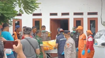 Evakuasi satu keluarga tewas di Warakas, Jakarta Utara oleh petugas kepolisian. (Posnews/MR)