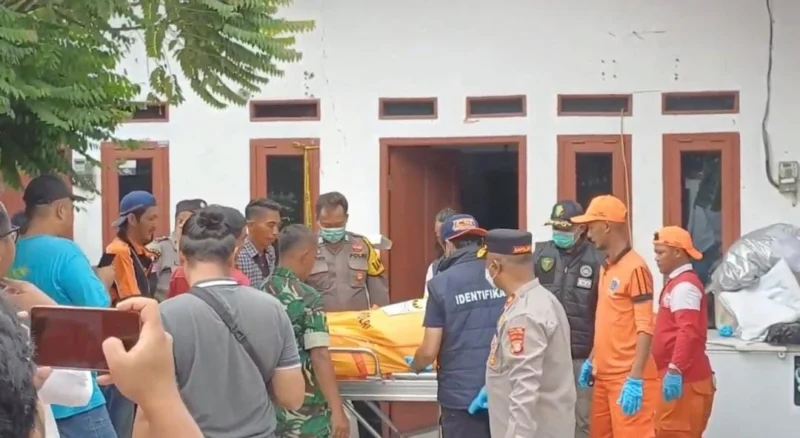 Evakuasi satu keluarga tewas di Warakas, Jakarta Utara oleh petugas kepolisian. (Posnews/MR)