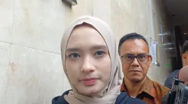 Selebgram Inara Rusli saat memberikan keterangan terkait pencabutan laporan dugaan penipuan di Polda Metro Jaya.. (Posnews/Ist)