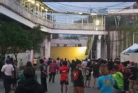 Tawuran remaja pecah di kolong jembatan Manggarai Jakarta Selatan, Jumat sore, memicu kepanikan pengendara dan mengganggu arus lalu lintas. (Posnews/Ist)