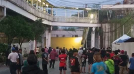 Tawuran remaja pecah di kolong jembatan Manggarai Jakarta Selatan, Jumat sore, memicu kepanikan pengendara dan mengganggu arus lalu lintas. (Posnews/Ist)