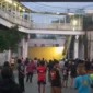 Tawuran remaja pecah di kolong jembatan Manggarai Jakarta Selatan, Jumat sore, memicu kepanikan pengendara dan mengganggu arus lalu lintas. (Posnews/Ist)