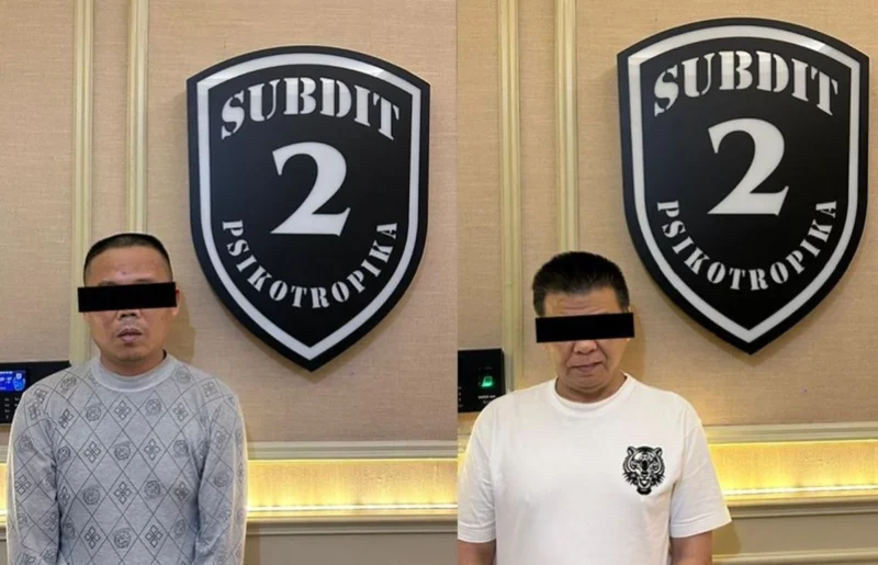 Tersangka WNA Tiongkok dan WNI diamankan polisi saat penggerebekan laboratorium etomidate di Apartemen Greenbay, Pluit, Jakarta Utara. (Posnews/Ist)