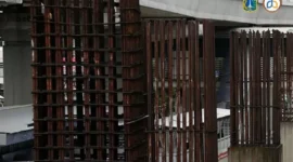 Tiang monorel terbengkalai di Jalan HR Rasuna Said, Jakarta Selatan. (Posnews/Binamarga)