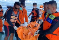 Petugas Tim SAR gabungan mengevakuasi jasad WNA Spanyol Fernando Martin Carreras di perairan Taman Nasional Komodo, Labuan Bajo, NTT. (Posnewes/Tim SAR)