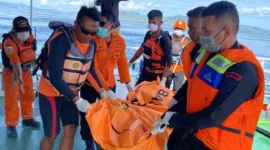 Petugas Tim SAR gabungan mengevakuasi jasad WNA Spanyol Fernando Martin Carreras di perairan Taman Nasional Komodo, Labuan Bajo, NTT. (Posnewes/Tim SAR)