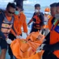 Petugas Tim SAR gabungan mengevakuasi jasad WNA Spanyol Fernando Martin Carreras di perairan Taman Nasional Komodo, Labuan Bajo, NTT. (Posnewes/Tim SAR)