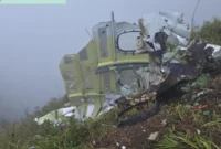 Tim SAR mengevakuasi serpihan pesawat ATR 42-500 di lereng Gunung Bulusaraung, Sulawesi Selatan. (Posnews/Ist)