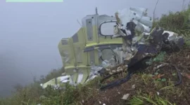 Tim SAR mengevakuasi serpihan pesawat ATR 42-500 di lereng Gunung Bulusaraung, Sulawesi Selatan. (Posnews/Ist)