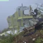 Tim SAR mengevakuasi serpihan pesawat ATR 42-500 di lereng Gunung Bulusaraung, Sulawesi Selatan. (Posnews/Ist)