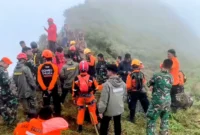 Tim TNI dan Basarnas mengevakuasi jenazah korban pesawat ATR 42-500 di Gunung Bulusaraung. (Posnews/Ist)