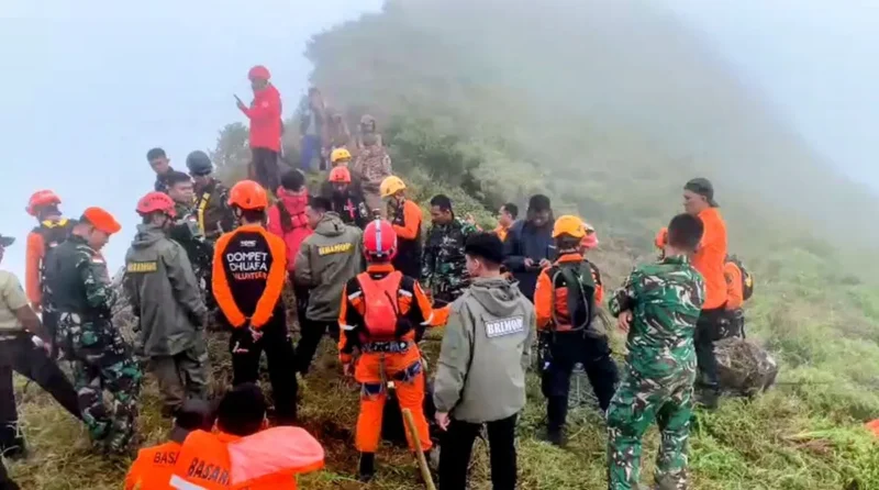 Tim TNI dan Basarnas mengevakuasi jenazah korban pesawat ATR 42-500 di Gunung Bulusaraung. (Posnews/Ist)