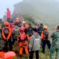 Tim TNI dan Basarnas mengevakuasi jenazah korban pesawat ATR 42-500 di Gunung Bulusaraung. (Posnews/Ist)