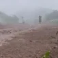 Tim SAR Gabungan menyisir lokasi longsor di Kampung Pasirkuning, Cisarua, Bandung Barat menggunakan drone UAV. (Posnews/Instagram)