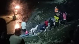 Petugas gabungan mengevakuasi korban tewas akibat asap beracun di tambang emas Gunung Pongkor, Bogor. (Posnews/Ist)