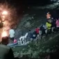 Petugas gabungan mengevakuasi korban tewas akibat asap beracun di tambang emas Gunung Pongkor, Bogor. (Posnews/Ist)