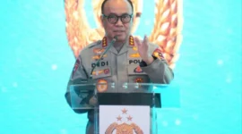 Wakapolri Komjen Dedi Prasetyo memantau arus balik Natal dan Tahun Baru di Command Center Jasa Marga. (Posnews/Ist)