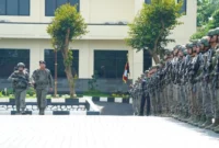 Wakil Komandan Korps Brimob Polri, Irjen Reza Arief Dewanto memberikan apresiasi kepada personel Brimob yang bertugas di Papua. (Posnews/Ist)