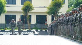 Wakil Komandan Korps Brimob Polri, Irjen Reza Arief Dewanto memberikan apresiasi kepada personel Brimob yang bertugas di Papua. (Posnews/Ist)