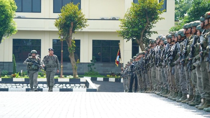 Wakil Komandan Korps Brimob Polri, Irjen Reza Arief Dewanto memberikan apresiasi kepada personel Brimob yang bertugas di Papua. (Posnews/Ist)