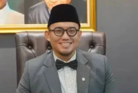 Wakil Menteri Haji dan Umrah Dahnil Anzar Simanjuntak memberikan arahan kepada petugas haji terkait pelayanan jemaah risiko tinggi dan lansia menjelang Haji 2026. (Posnews/Ist)