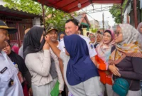 Wali Kota Jakarta Utara Hendra Hidayat menyerahkan bantuan pendidikan kepada anak korban tersengat listrik di Semper Barat. (Posnews/MR)