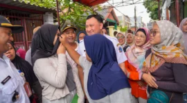 Wali Kota Jakarta Utara Hendra Hidayat menyerahkan bantuan pendidikan kepada anak korban tersengat listrik di Semper Barat. (Posnews/MR)