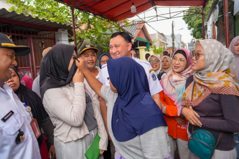 Wali Kota Jakarta Utara Hendra Hidayat menyerahkan bantuan pendidikan kepada anak korban tersengat listrik di Semper Barat. (Posnews/MR)