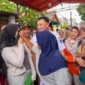 Wali Kota Jakarta Utara Hendra Hidayat menyerahkan bantuan pendidikan kepada anak korban tersengat listrik di Semper Barat. (Posnews/MR)