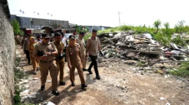 Wali Kota Jakarta Barat Iin Mutmainnah saat meninjau kondisi warga di Kelurahan Kamal dan Pegadungan, Kecamatan Kalideres. (Posnews/Kominfo)