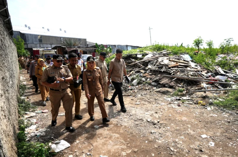 Wali Kota Jakarta Barat Iin Mutmainnah saat meninjau kondisi warga di Kelurahan Kamal dan Pegadungan, Kecamatan Kalideres. (Posnews/Kominfo)