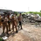 Wali Kota Jakarta Barat Iin Mutmainnah saat meninjau kondisi warga di Kelurahan Kamal dan Pegadungan, Kecamatan Kalideres. (Posnews/Kominfo)