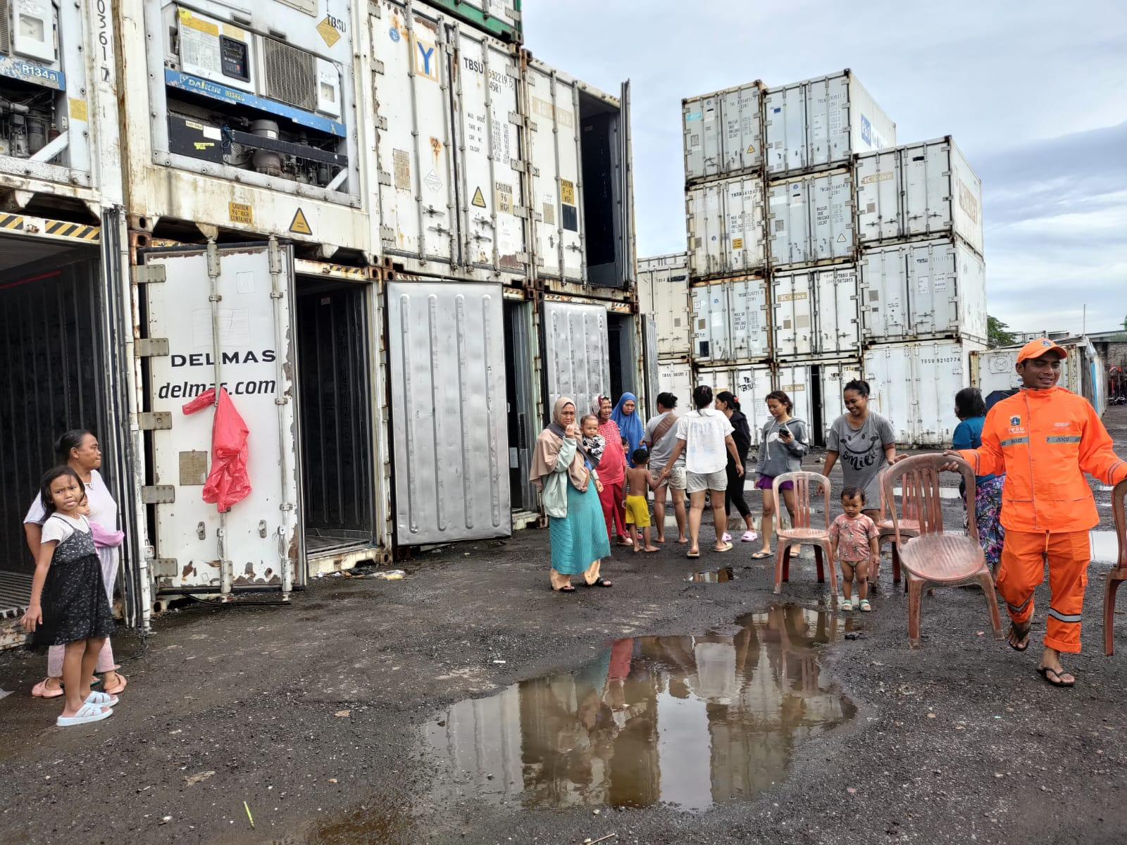 Warga Kampung Sepatan Terpaksa Tinggalkan Rumah, Cari Aman di Container