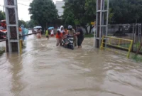 Enam Kecamatan Terendam, Ratusan Warga Serang Mengungsi. (Posnews/Ist)
