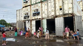 Warga korban banjir mengungsi di dalam box container di Kampung Sepatan, Kelurahan Rorotan, Kecamatan Cilincing, Jakarta Utara. (Posnews/MR)